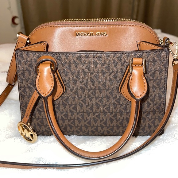 Michael Kors Handbags - MK Daria 2-in-1 Crossbody Purse